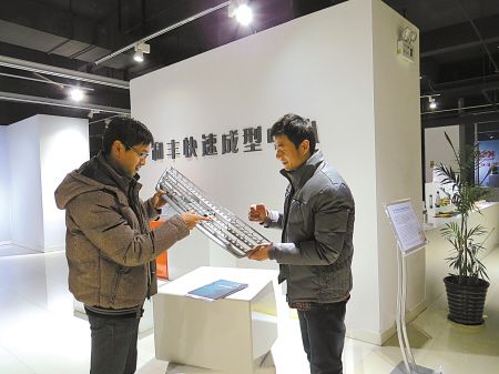 图为宁波和丰快速成型中心用3d技术打印出来的汽车零部件产品.